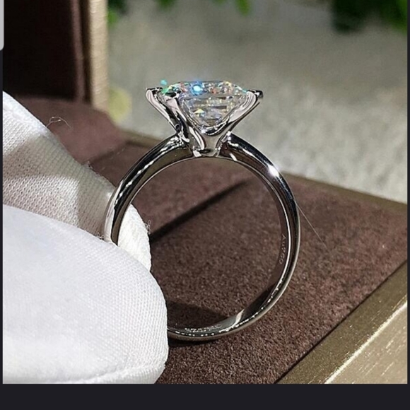 💍💍Gorgeous 2 Carat White Sapphire ring - Picture 2 of 8